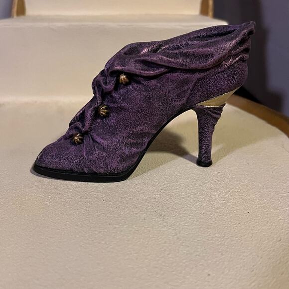 Just the Right Shoe Cloaked in Mystery - Picture 7 of 10